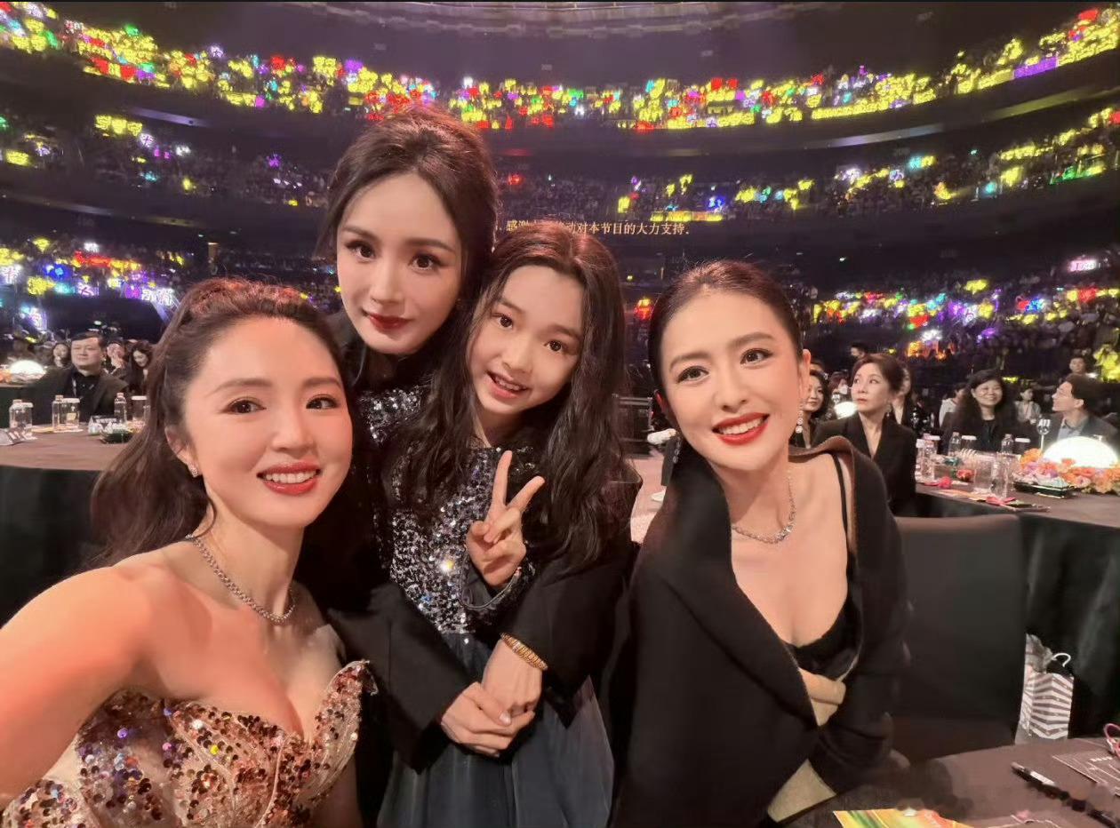 杨幂嫌弃董璇拍照关系好好啊 