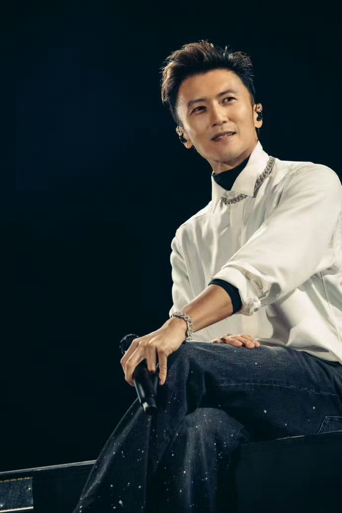 谢霆锋首场温州演唱会温州这回是真出息了！谢霆锋正儿八经的个人演唱会，不是拼盘不是