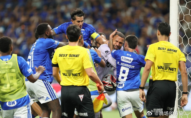 巴西州锦标赛上演“全武行”，胡尔克被飞踹未出现一张红牌北京时间3月9日，米内罗州