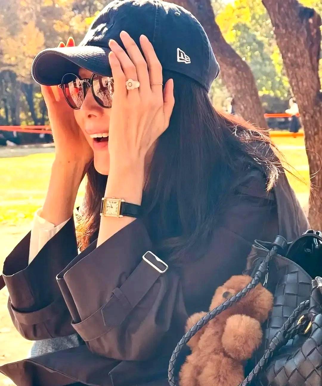 崔智友把贝雷帽往下一压，顺手抓住帽檐，回头冲镜头笑了一下。
 

她穿着米色大衣