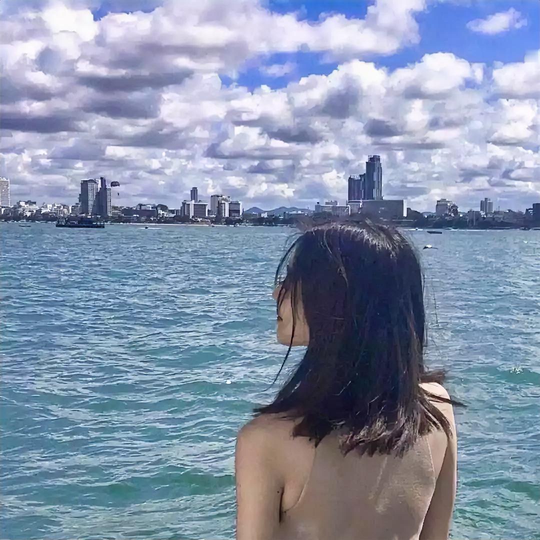 以前我觉得，
爱是鲜花，是礼物，是誓言。
后来才发现，
这些都只是锦上添花。
真