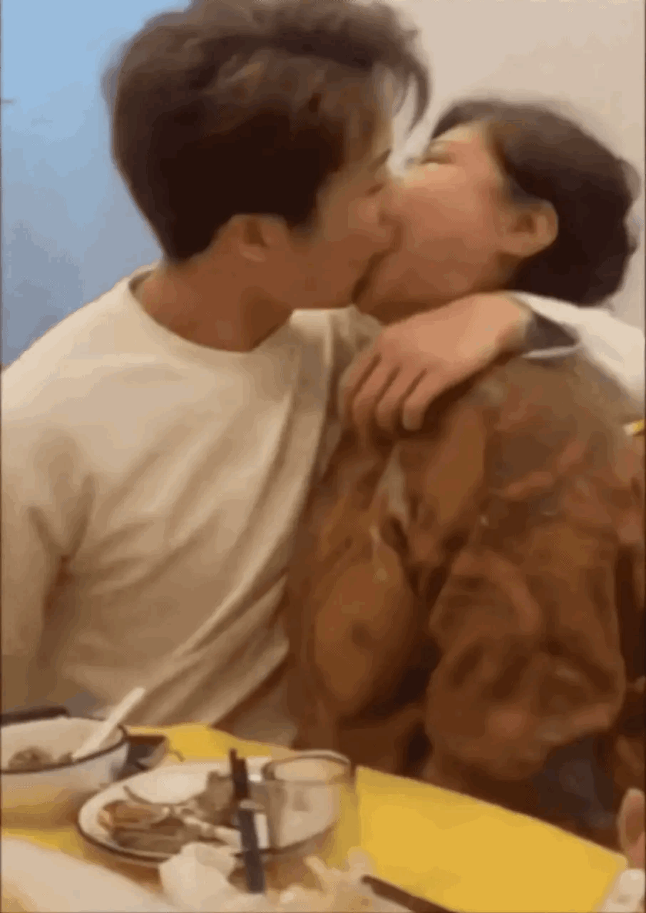 真正成熟的人都明白，再完美的人一起生活一段时间后，都会庸俗不堪，距离让人对心爱的