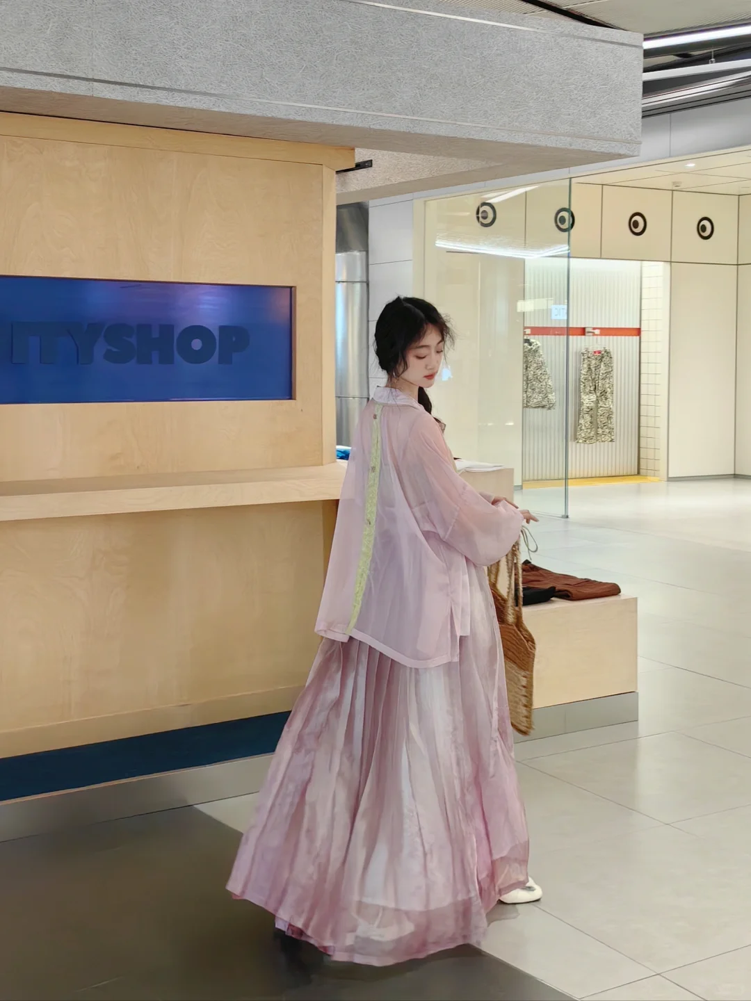 真的很爱这种裙摆在后面嘎嘎追的感觉