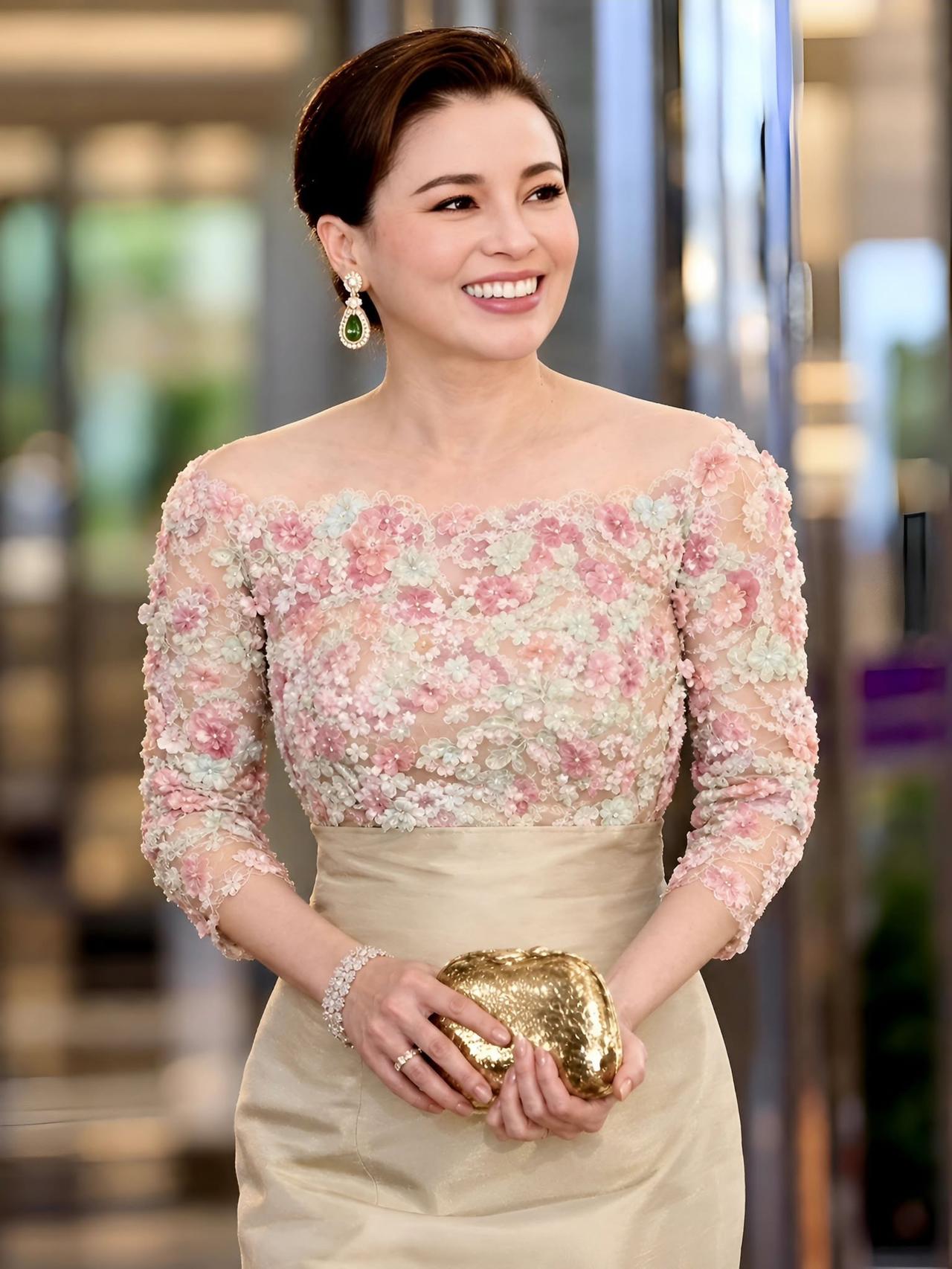 苏提达是泰中混血，把美貌基因带进王室
鲜花好看，苏提达王后的笑容更好看！她穿着华
