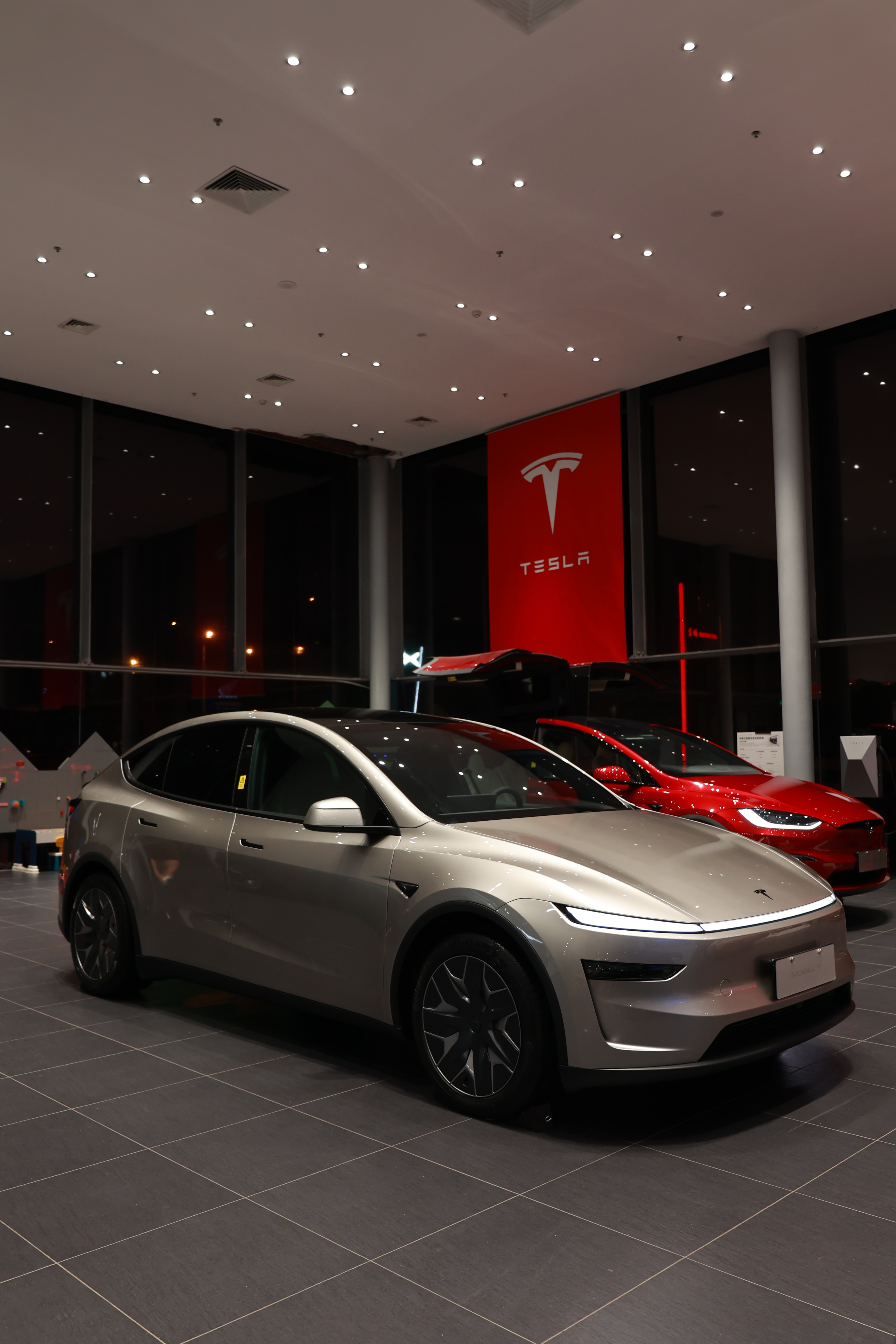 特斯拉Model Y L必定爆卖！ 昨晚又去门店拍了一组高清原图直出 这是一台可