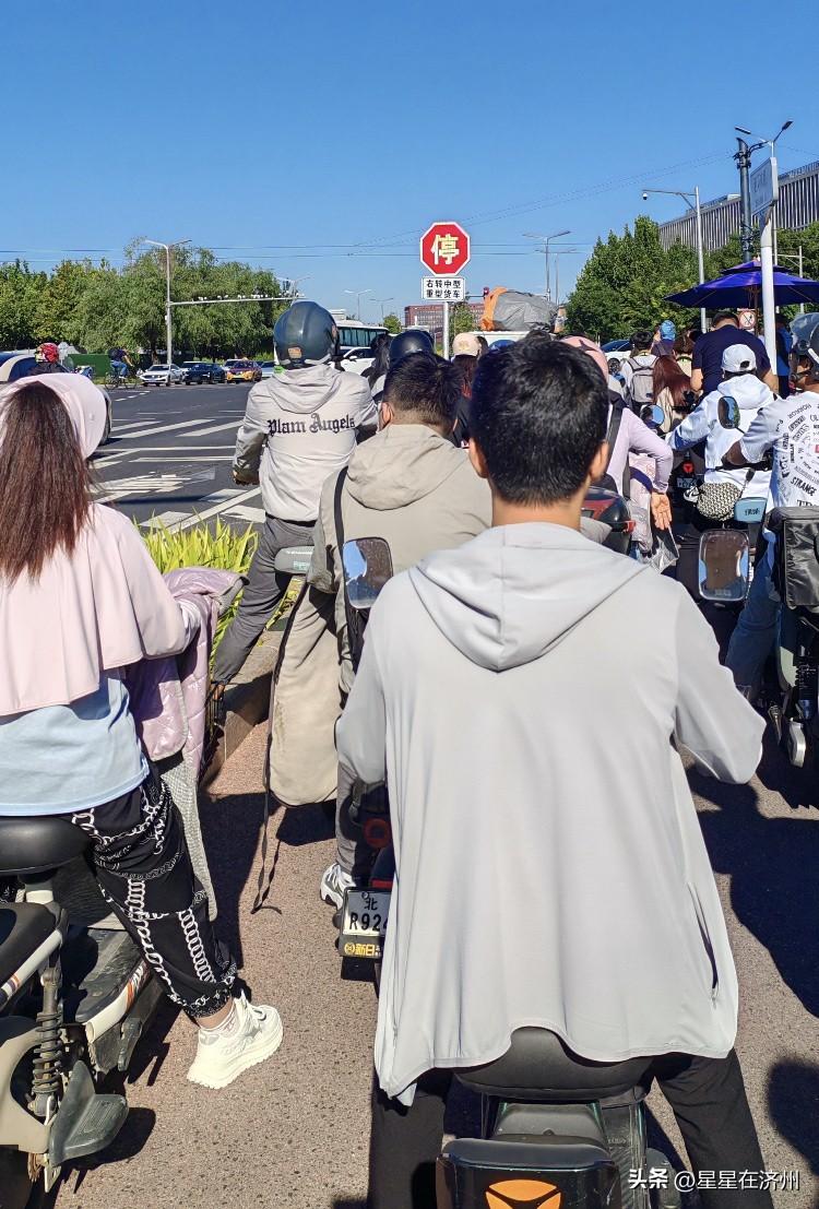 许昌交运部门发布了一条预警，
劝想入行网约车的司机们，
谨慎入行，
因为“网约车