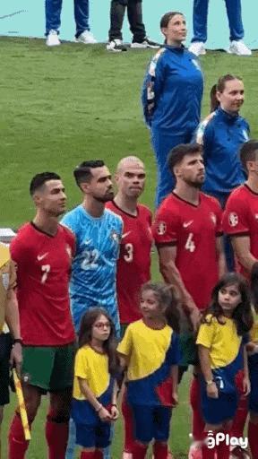 球童的快乐我们不懂，她真的摸到了C罗[捂脸]

#欧洲杯# #宝藏兴趣攻略# #