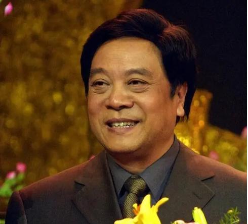 他的声音曾像春晚上的报时钟声，准得让人心里踏实。
2004年夏天，海淀区法院门口