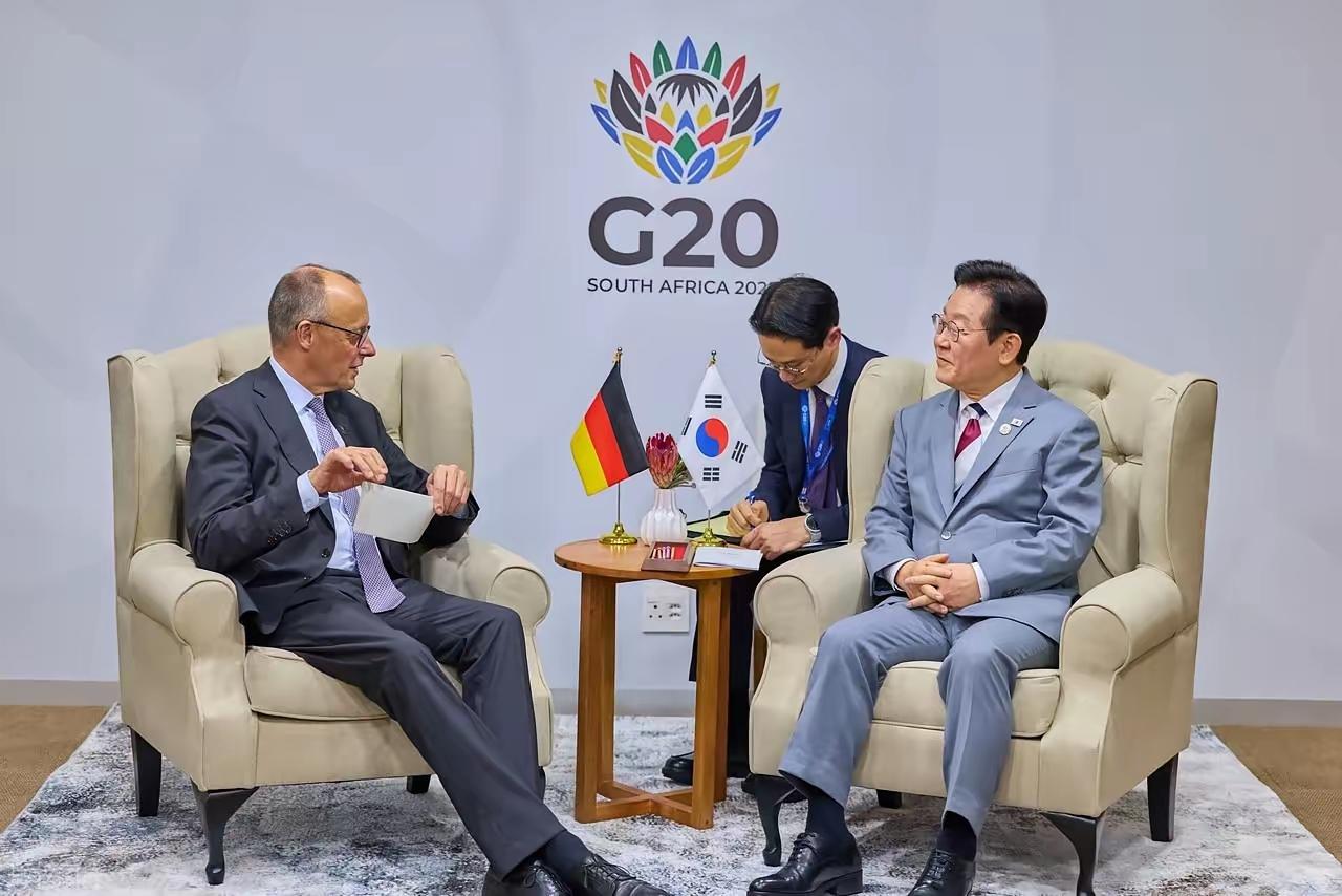 G20现场：德国总理的“外交求生欲”拉满了！为了搞定去北京的机票，默茨在会场开启