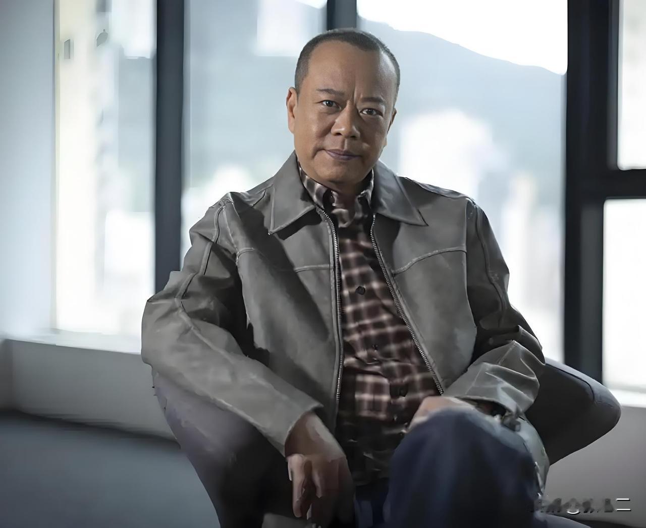 欧阳震华怀揣演员梦想考入艺员训练班，毕业后常年混迹片场跑龙套，饰演路人、死尸、小
