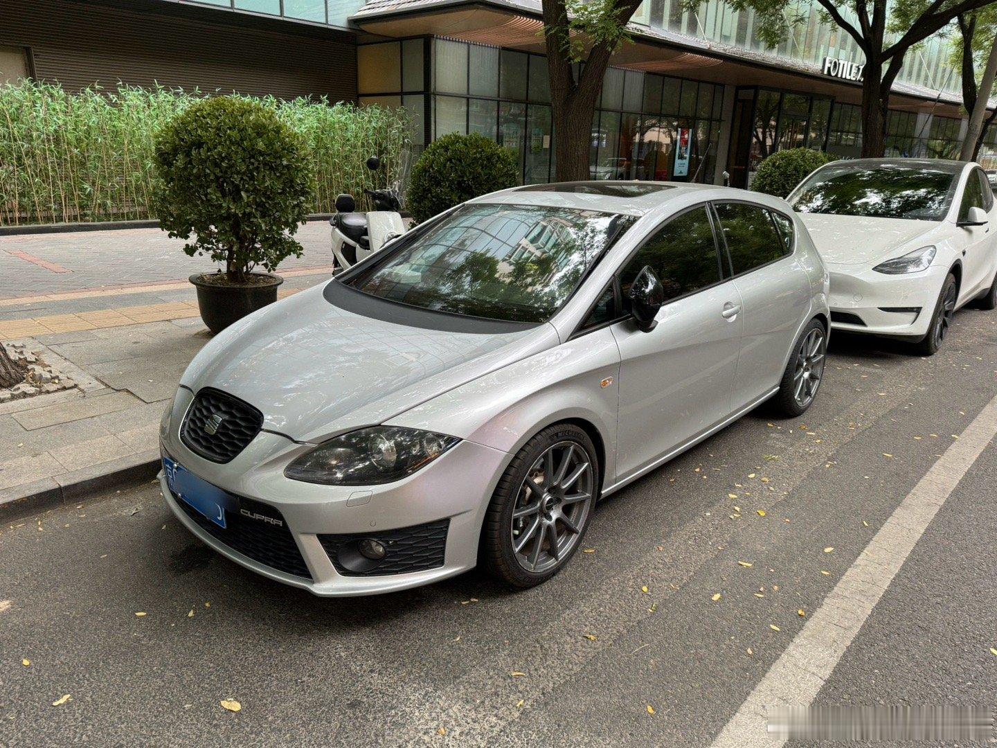 西亚特leon cupra，这车出来都快20年了，小时候莫名就觉得他比GTI高级
