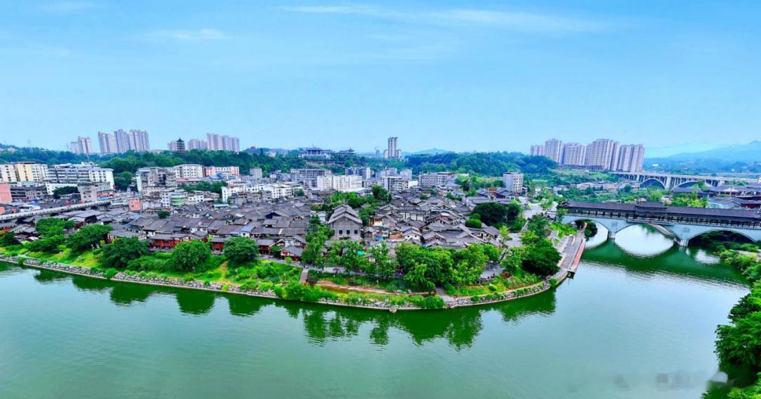 九月的四川，适合开启一场红色行走。旺苍红军城青石板留着烽火印记，王坪烈士陵园静卧