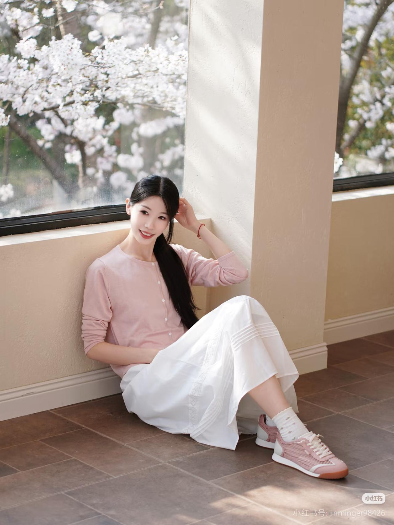 粉裙映花影，笑语入春风。