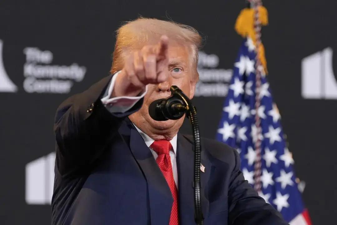 竞选年的每一场公开活动都藏着精心算计，特朗普走进福特工厂的那一刻，算盘打得更是响