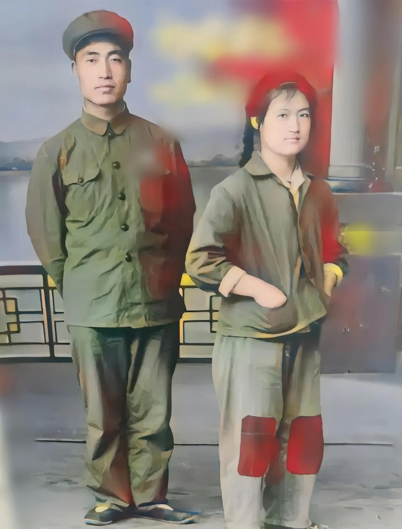 1969年，一对夫妻在照相馆的一张珍贵合影。
丈夫身材魁梧，穿的衣服虽然陈旧，但