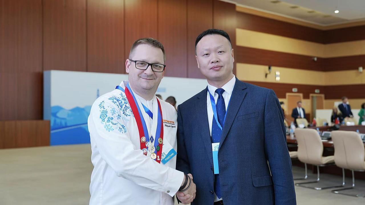 峰会珍贵合影📸会晤俄滨海边疆区职教就业部部长、副部长俄罗斯厨师协会主席🥘最后