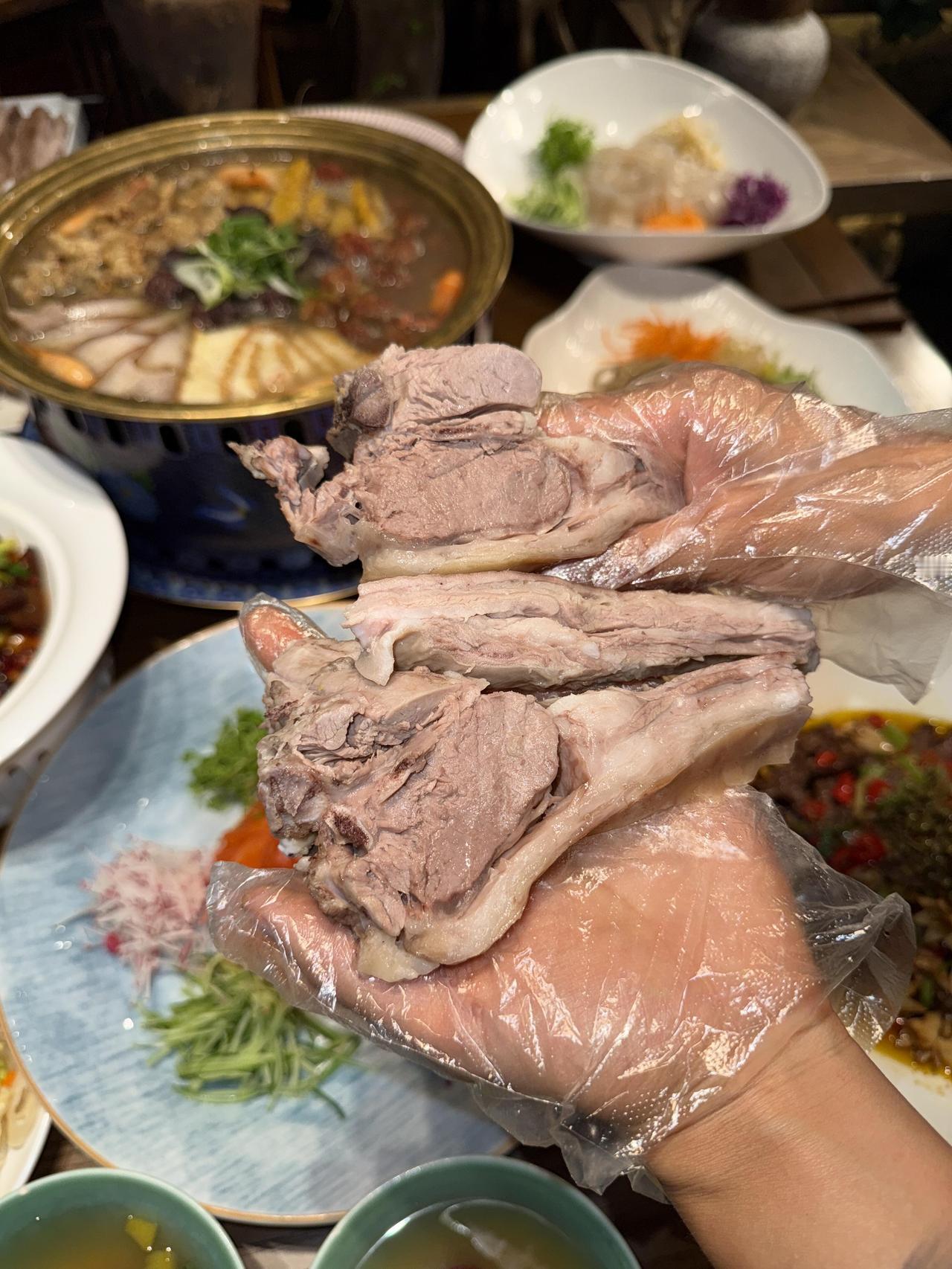 吃在西宁醉西北
     ——一场关于手抓羊肉的味觉朝圣

青海西宁，盛夏的骄阳