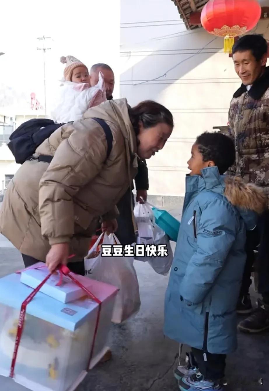 豆豆生日之际，亲朋好友之间的那份浓浓的人情味尽显无遗。

虽说妈妈菲利斯和妹妹菲