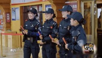 谁能拒绝这种“外语牛逼症”啊！鹿晗听女子警务队介绍完，下意识韩语关怀上线。那句“