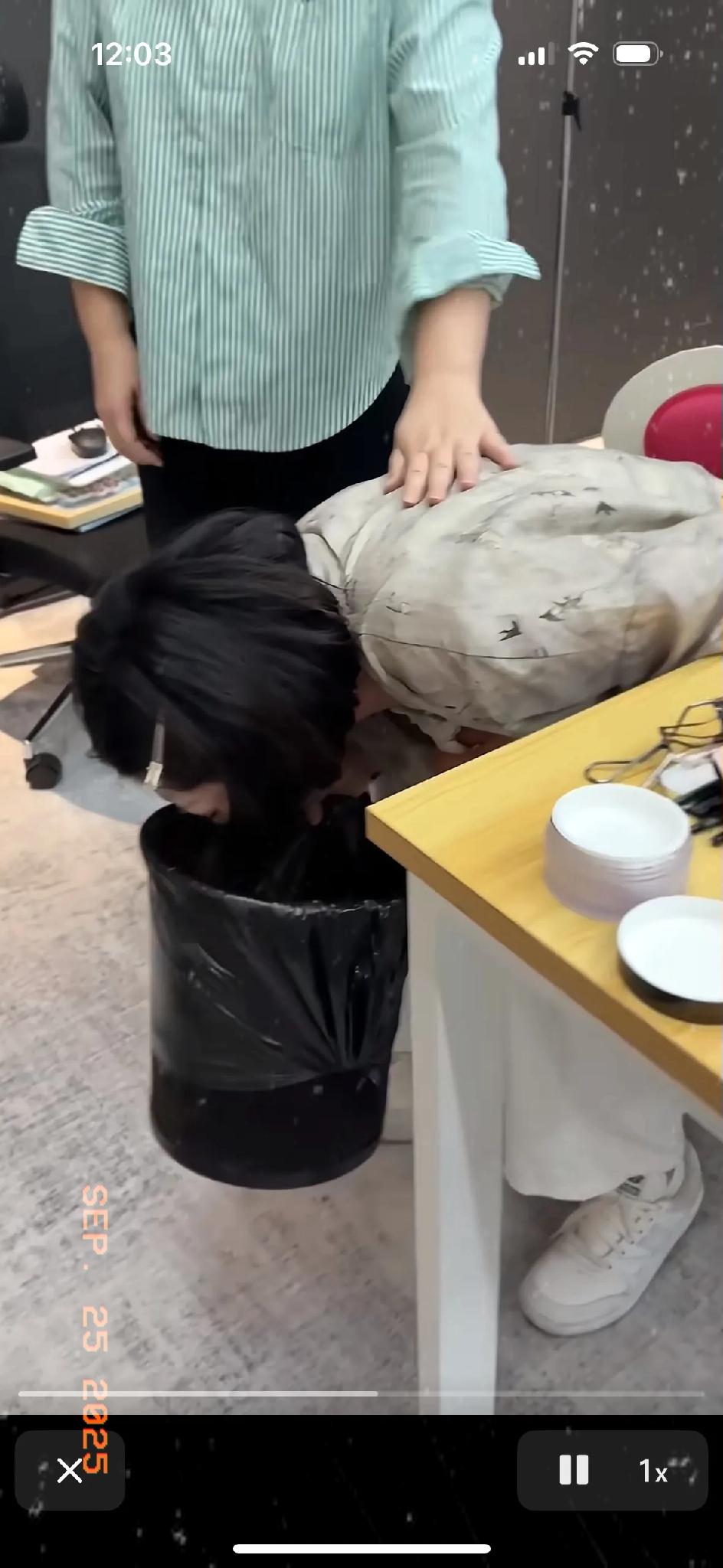 王暖暖哭到呕吐：连呼吸都带伤的人，凭什么还要跟恶魔绑在一起？
 
看着王暖暖在视