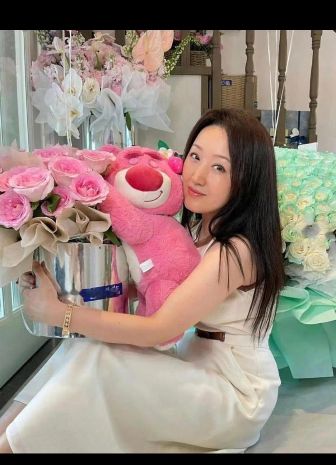 谁能相信这个宛如少女一般的女人竟是五十大几的人了！
谁能想到年轻时的一场恋爱竟毁