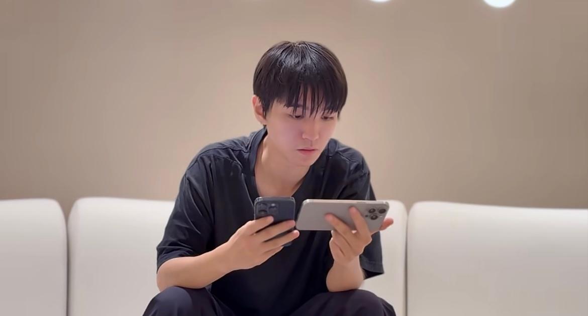 王俊凯怎么还用两个手机抢票谁能想到演唱会主角本人，都要双手开两台手机和我们一起抢