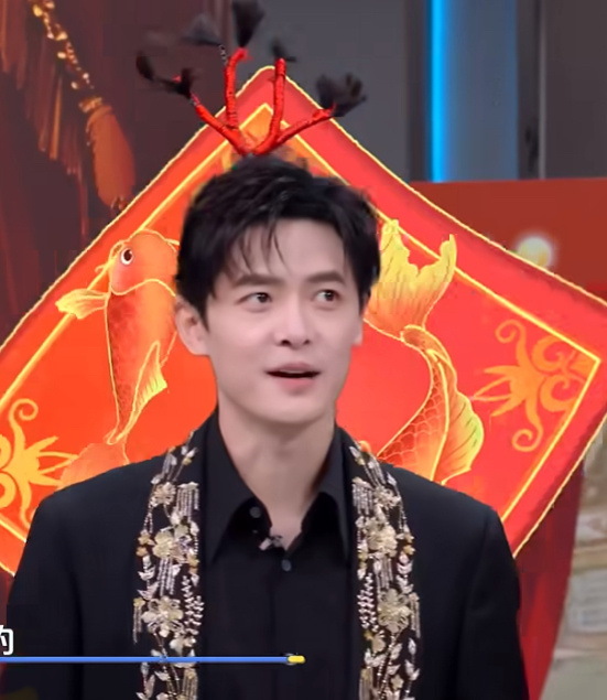 付辛博看起来聪明又不聪明的样子你好星期六一本正经琢磨，外表精明内里迷糊的反差太有