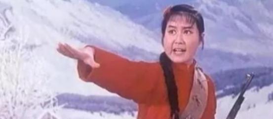 1988年，“小常宝”齐淑芳带领30名演员留美不归，背叛祖国抛弃丈夫，并恶狠狠对