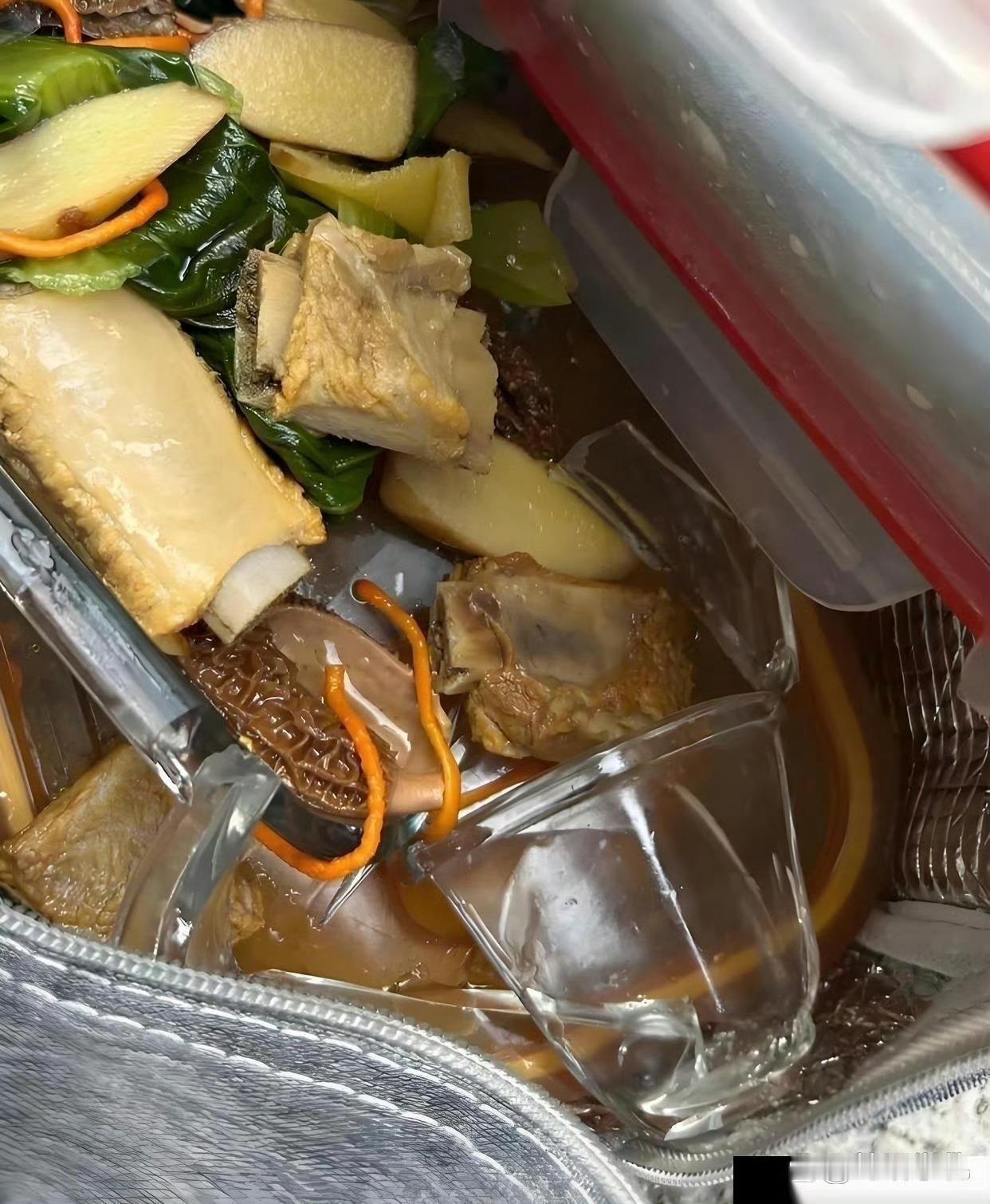 怎么办，打翻了妈妈烧的饭，回家少不了一顿打。 ​​​