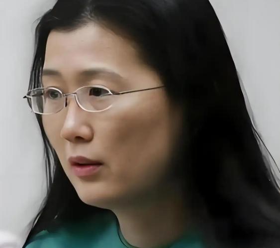 北大化学才女李天乐：潜伏在顶级药企十年，她利用职务之便，将其清华丈夫一点点“熬”