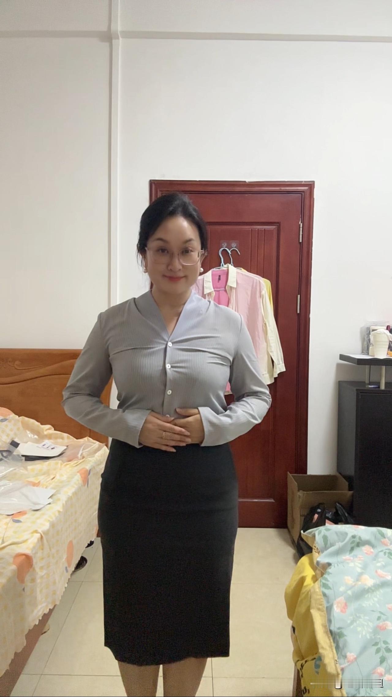 感觉差一点就崩开了[捂脸]。

忍不住又买衣服了，看着模特穿的挺好看，自己穿上不