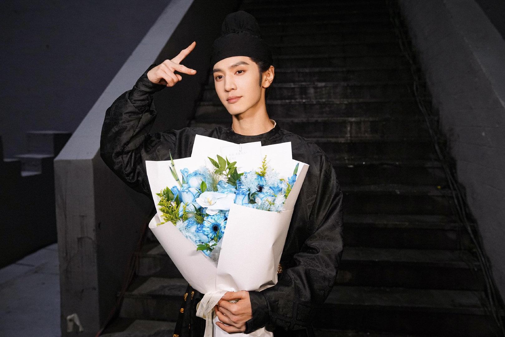 陈哲远《江山为聘》杀青照有好帅气的 呀，拍戏辛苦了，好好休息，期待和英寡早日见面