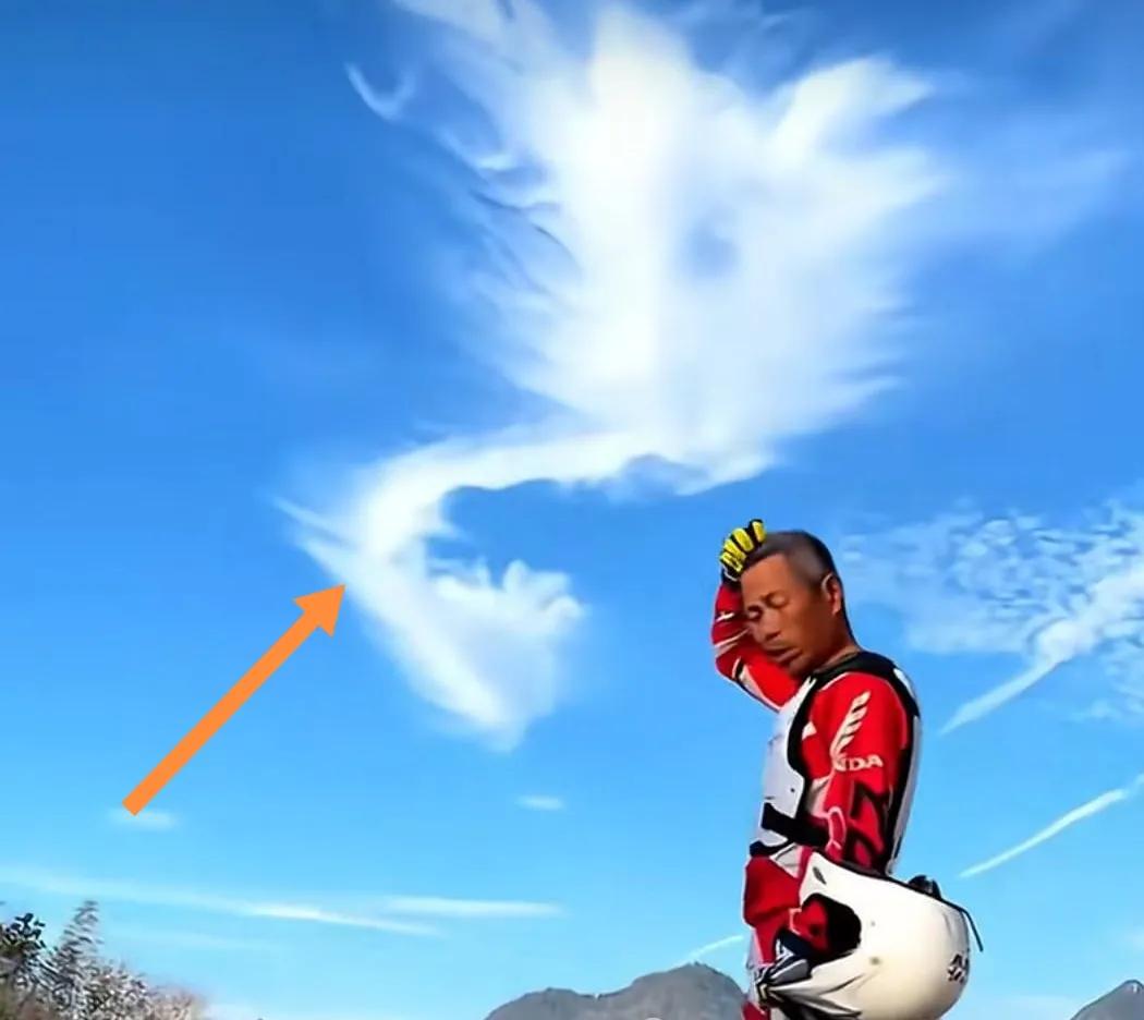 蓝天白云下穿骑服思考的牙哥。