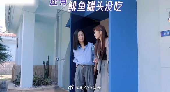 谢娜给张月闻摸过鲱鱼罐头的手张月看到鲱鱼罐头的反应 娜姐回马枪那一下，张月直接y