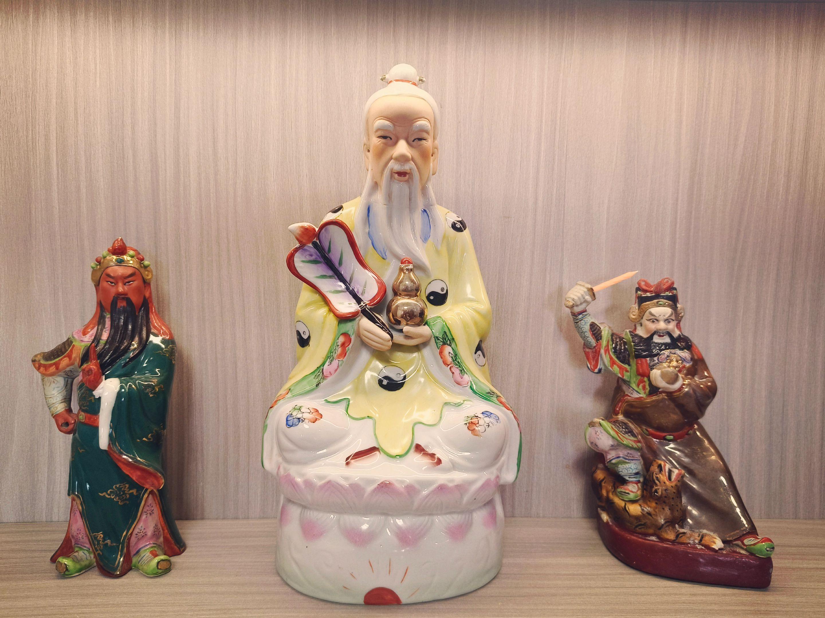 老君持扇定玄功，武圣垂威义胆雄。 更有公明跨虎至，一堂清泰护门风。