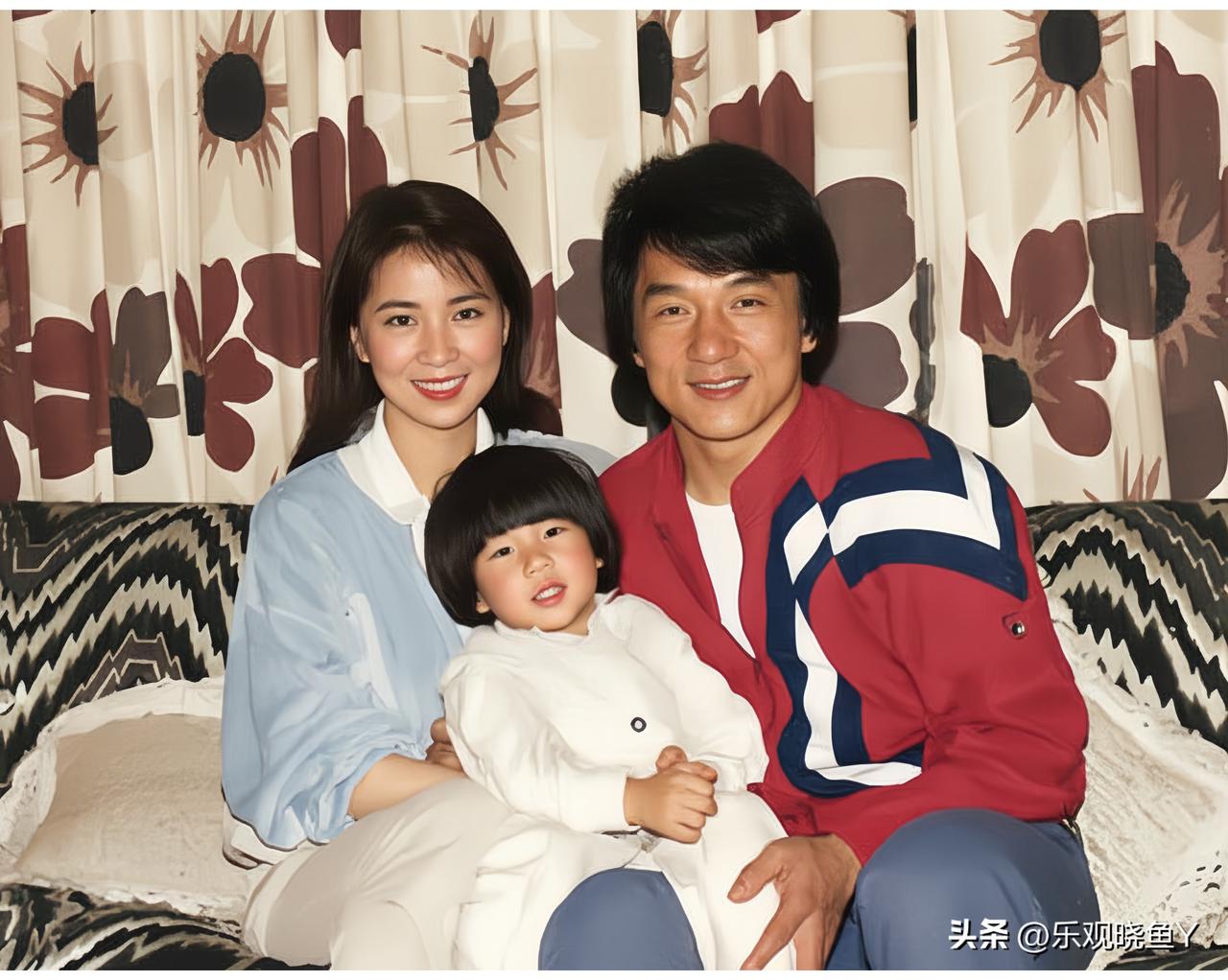 上世纪八十年代，香港，成龙与妻子林凤娇及儿子房祖名在家中的合影。那时候成龙英俊帅
