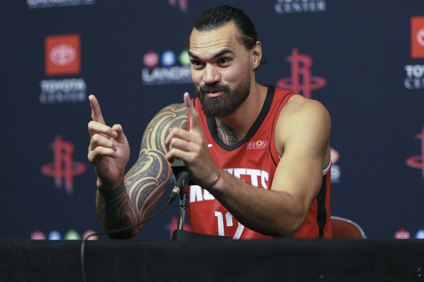 据统计，火箭本赛季至今进攻篮板率高达40.5%，高居联盟第一。亚当斯场均5.2个