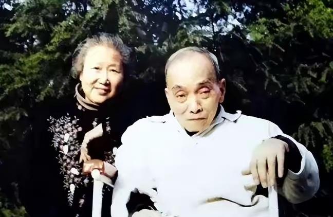 1949年，地下党范纪曼被判死刑，临行刑前去上厕所，看守意味深长地说：“早去早回