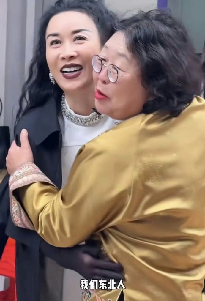 那英说沈梦辰嫁给东北人眼光太好了救命！这波互动太有爱了，那英的直爽和涛妈的开心，
