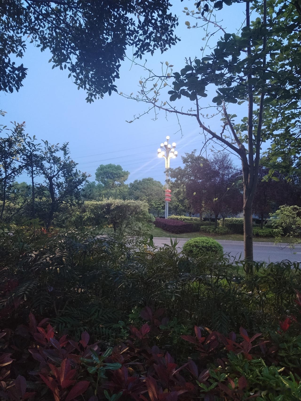 姐妹儿，用我走过的弯路告诉你们最扎心的事实。
如果你没有改变命运的前提下，嫁人就