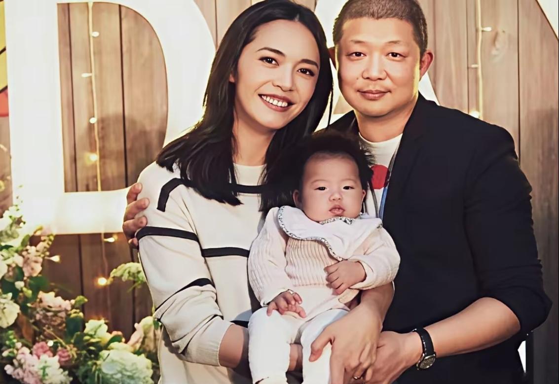 姚晨曹郁官宣已“秘密离婚多年”。
这时间点，你品品。
所谓为孩子保密，不过是