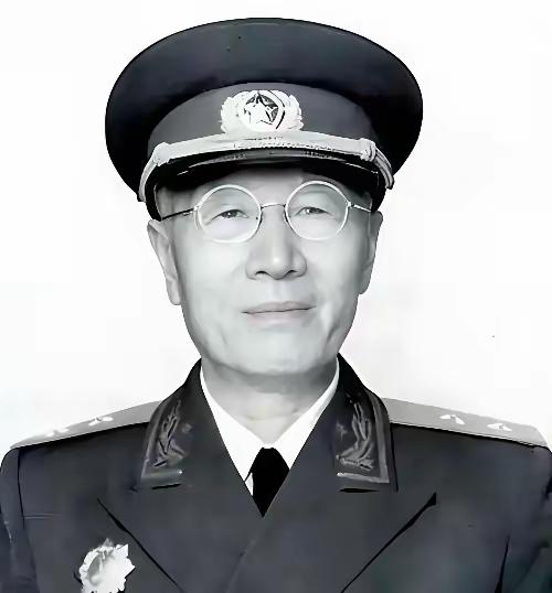 南京保卫战，全团打光，他一个人活着爬出来。被蒋介石下令秘密枪决，他翻墙跑了。被日