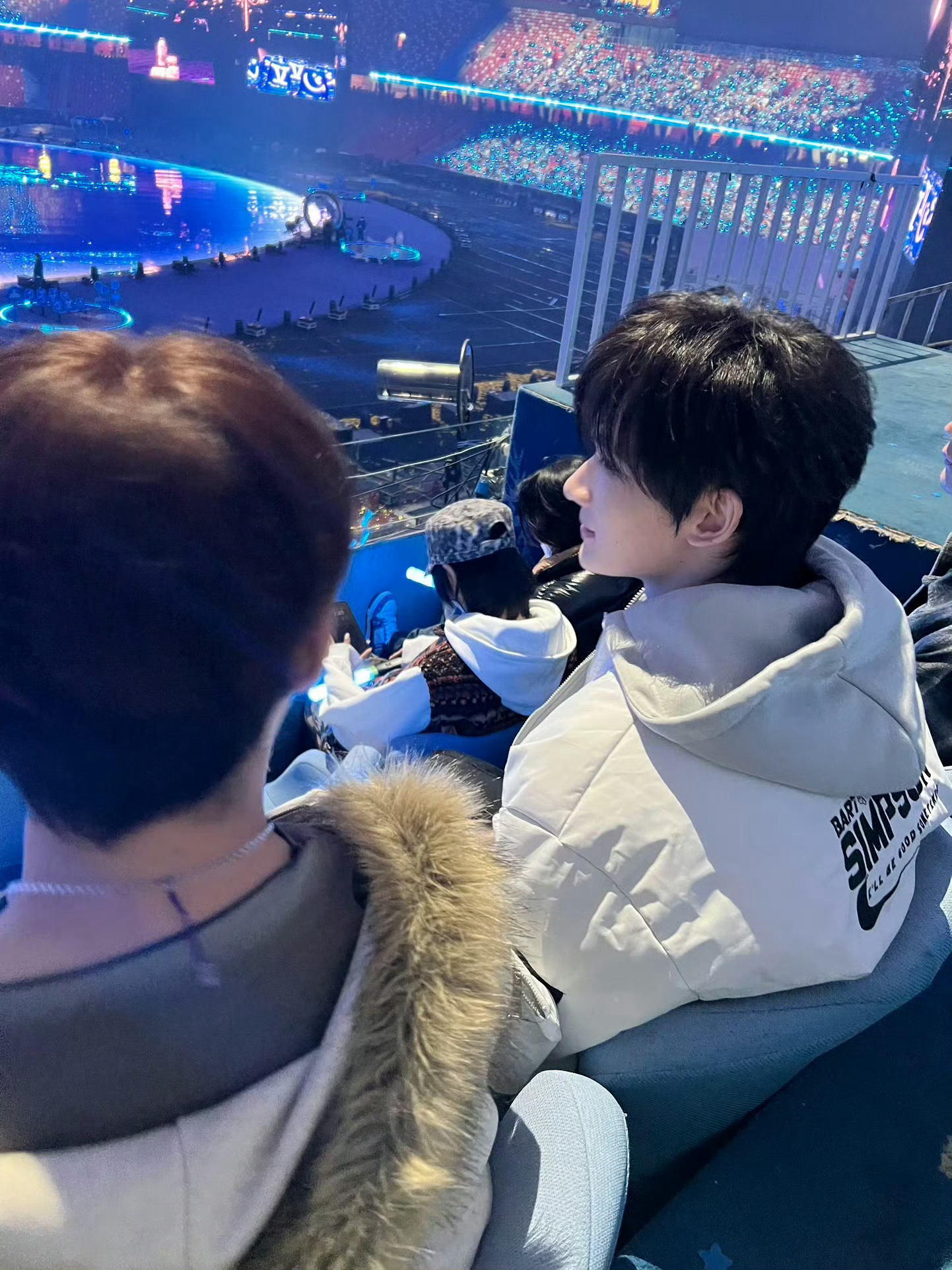 余宇涵也上了张杰的车 天呐！余宇涵竟然和张杰同车，不知道他们会聊些什么呢，难道是