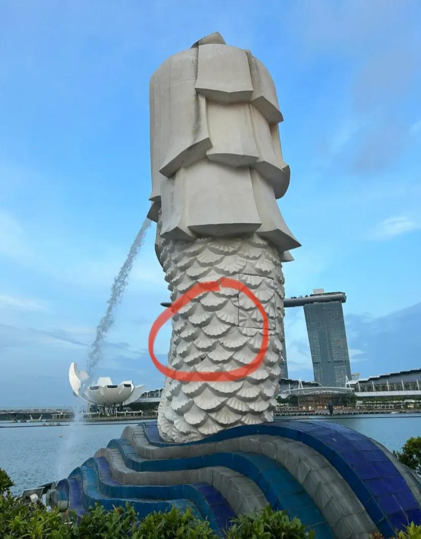 sOs	救命啊，鱼尾狮怎么裂了	
打卡鱼尾狮公园，发现它裂了..裂了….
鱼尾狮