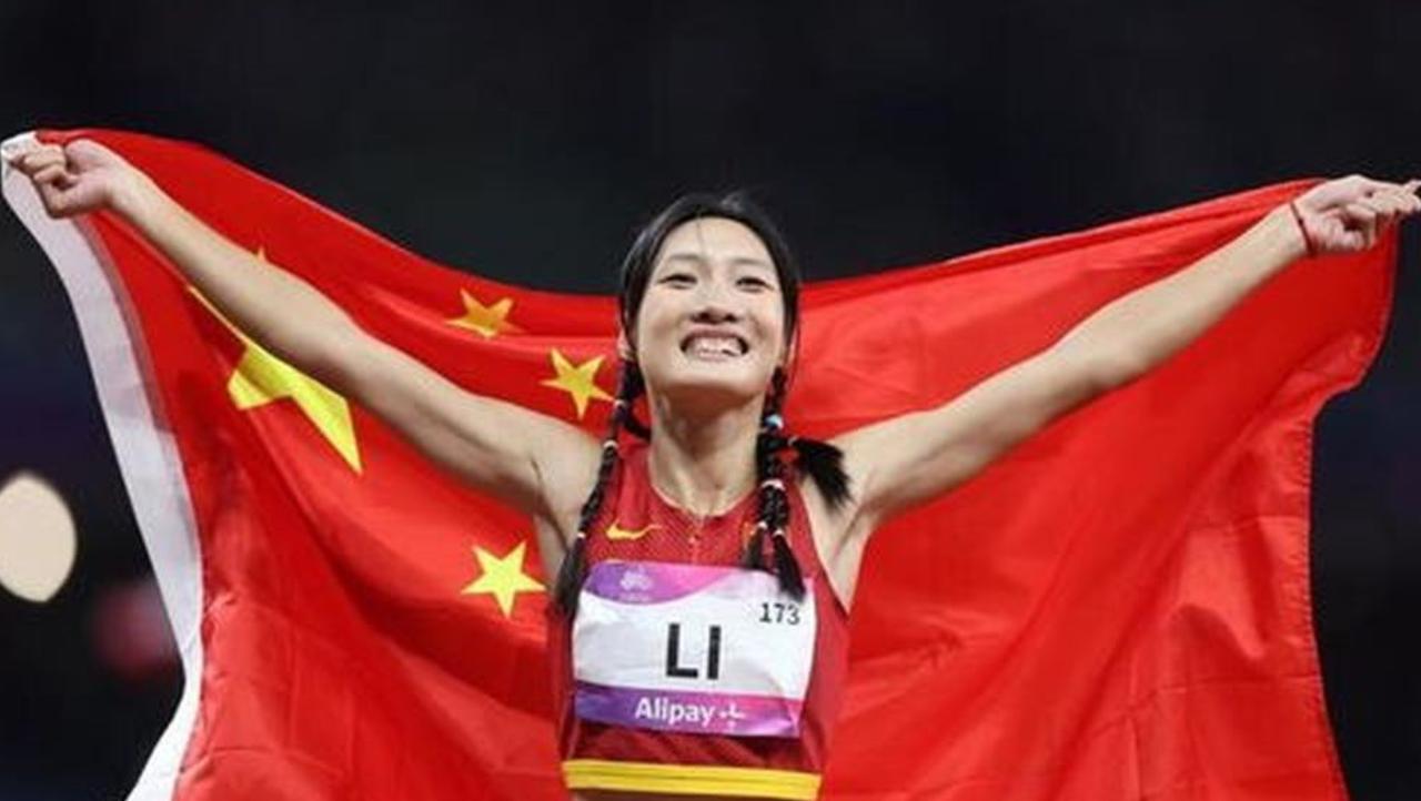 咱们有个练空手道的妹子叫龚莉，拿了金牌之后发了段视频，很开心的展示了一下。结果不
