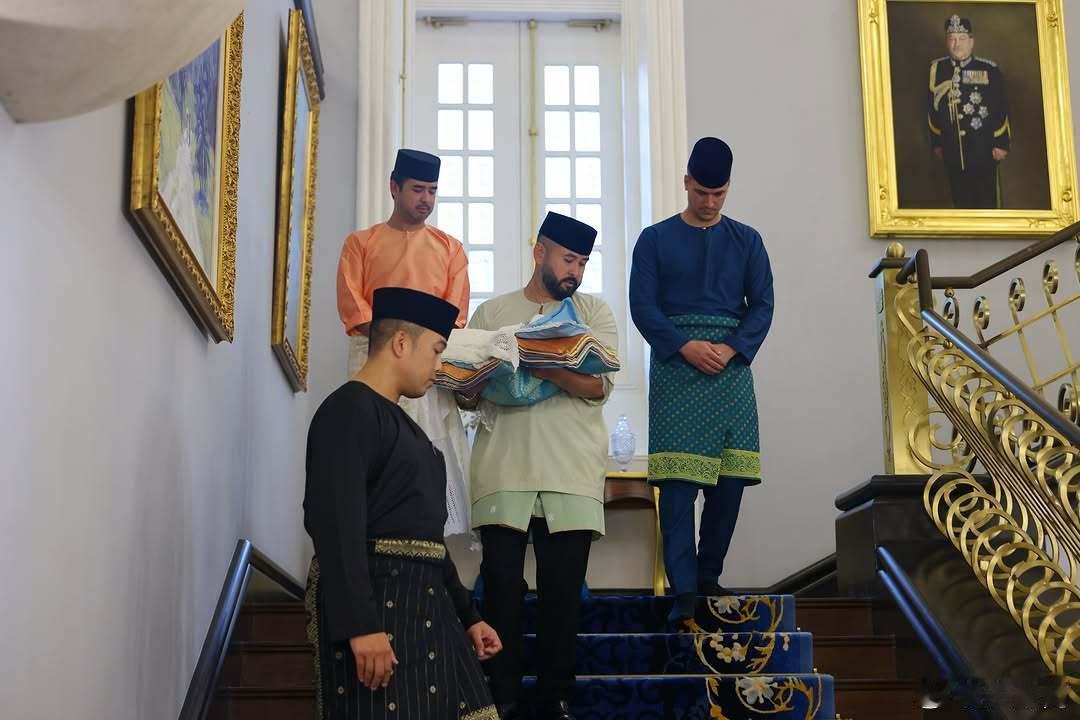 马来西亚王室🇲🇾5月15日，柔佛王储伊斯马尔和王储妃卡丽达的第五个孩子，女儿