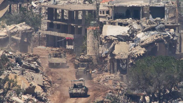 社交媒体上出现了似乎显示以色列士兵在黎巴嫩南部洗劫民宅并拍摄自己“开玩笑”破坏财