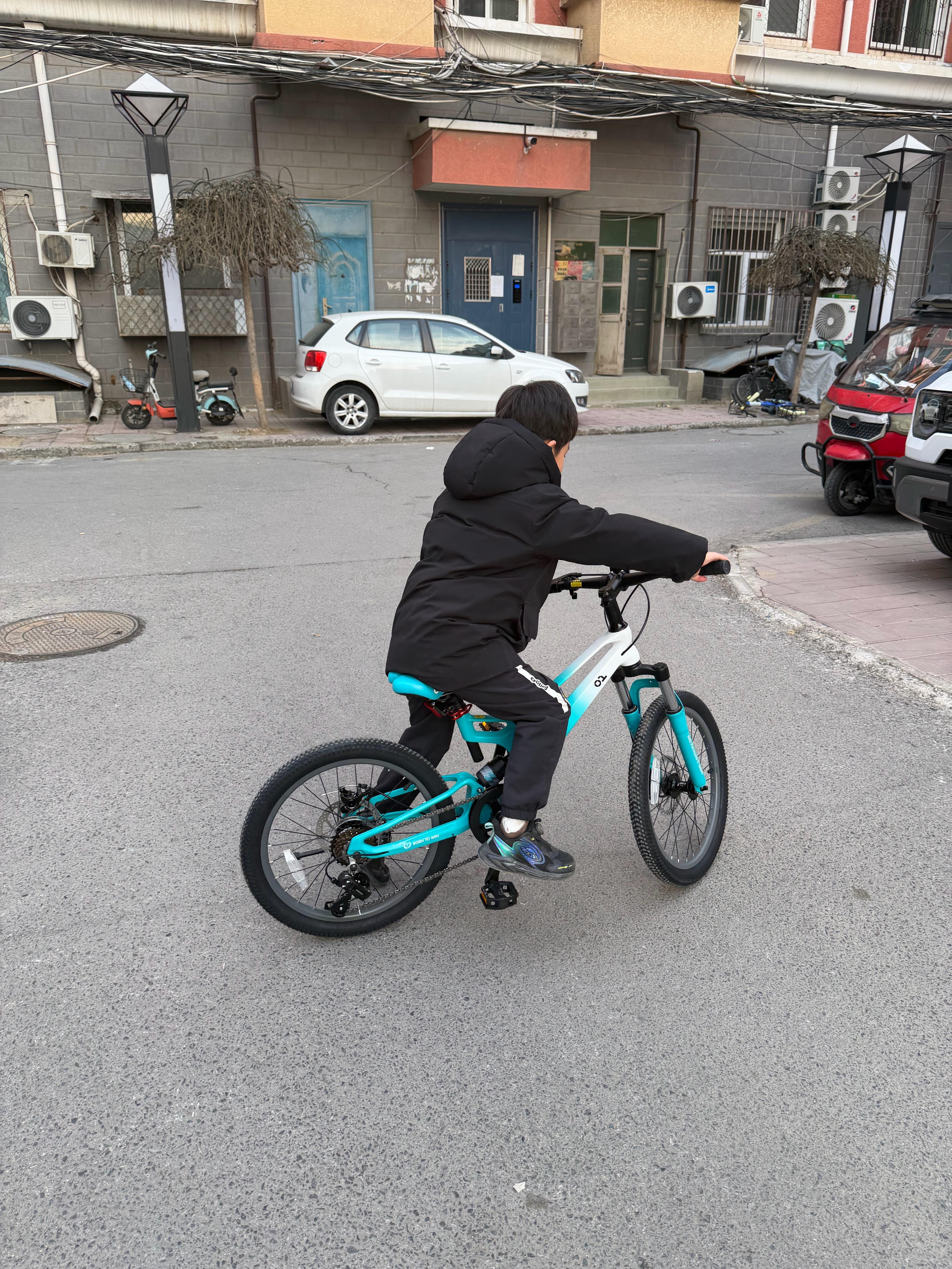 新车试完了百公里两根烤肠 