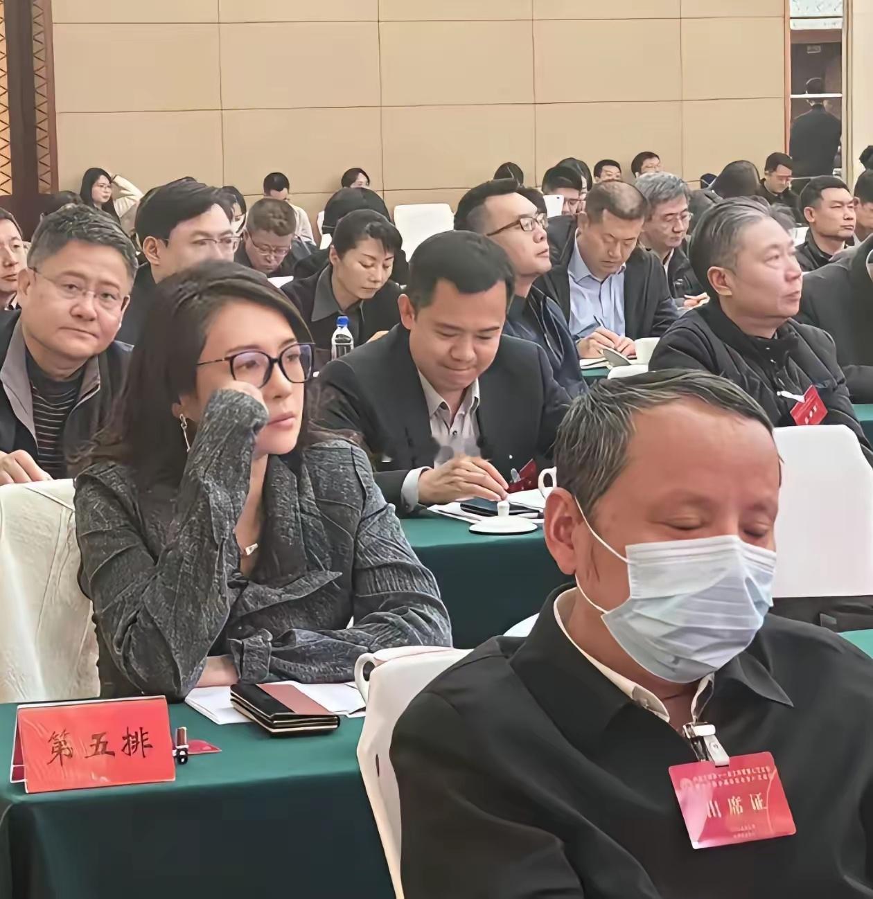 章子怡出席某活动，没化妆反而更漂亮了 