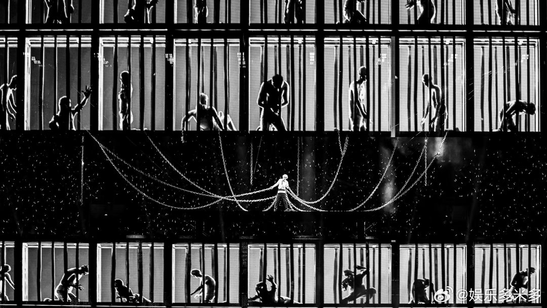 薛之谦四面台舞美要考博嘛 薛之谦“万兽之王”舞美太炸！四面台光效随节奏变百种形态